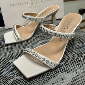 Woman sandal slip on.